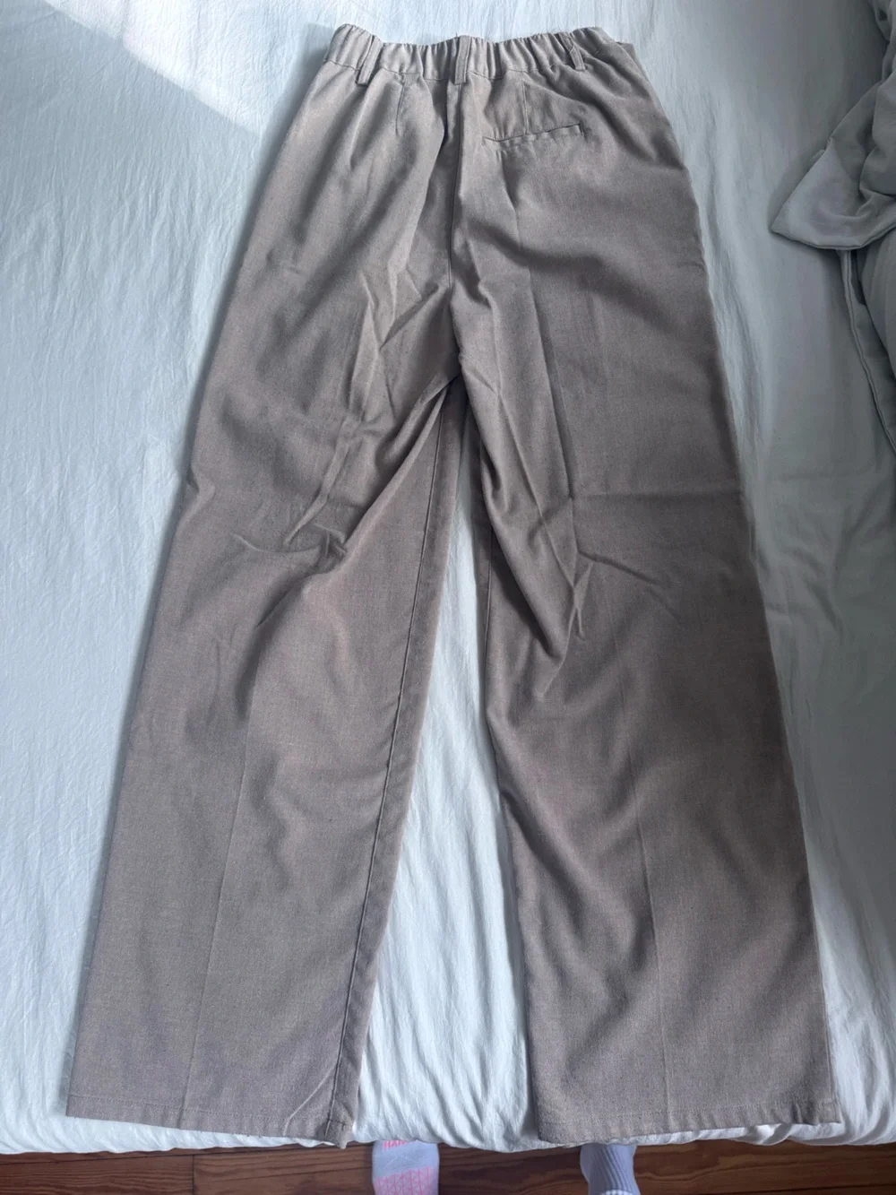 Urban Outfitters Wide Leg Pleated Trousers in Khaki